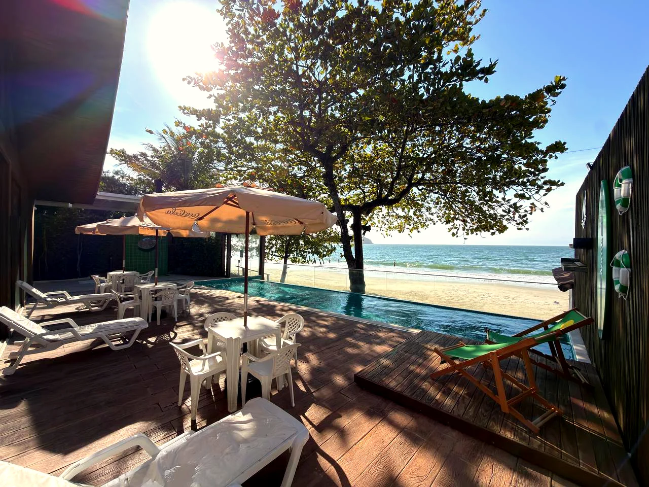 Piscina frente mar do MigHil Hotel em Canasvieiras