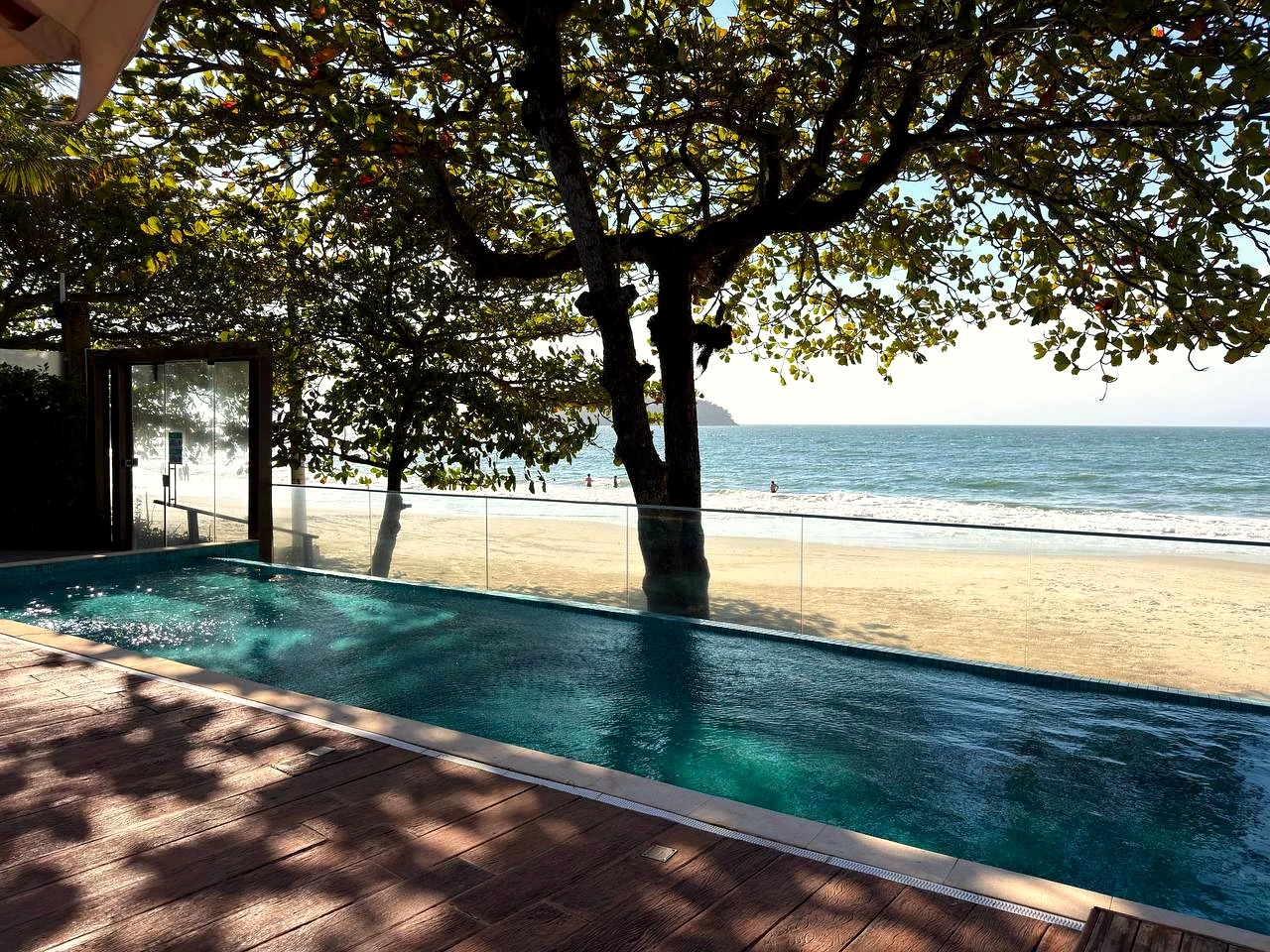 Piscina do MigHil Hotel com vista para o mar