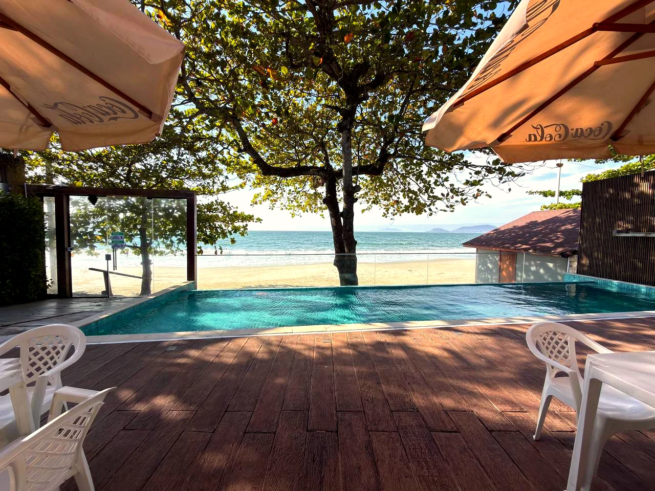 Área da piscina frente mar em Canasvieiras