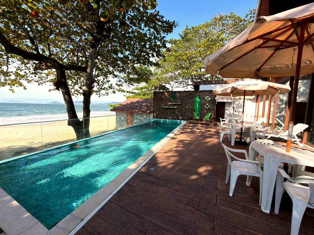 Deck e piscina ao sol