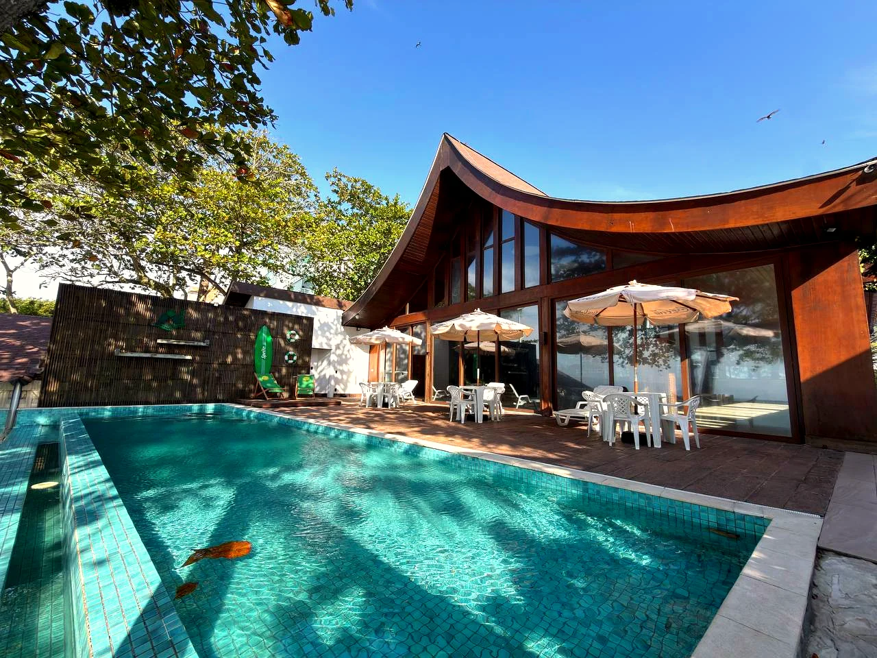 Piscina com vista para o mar